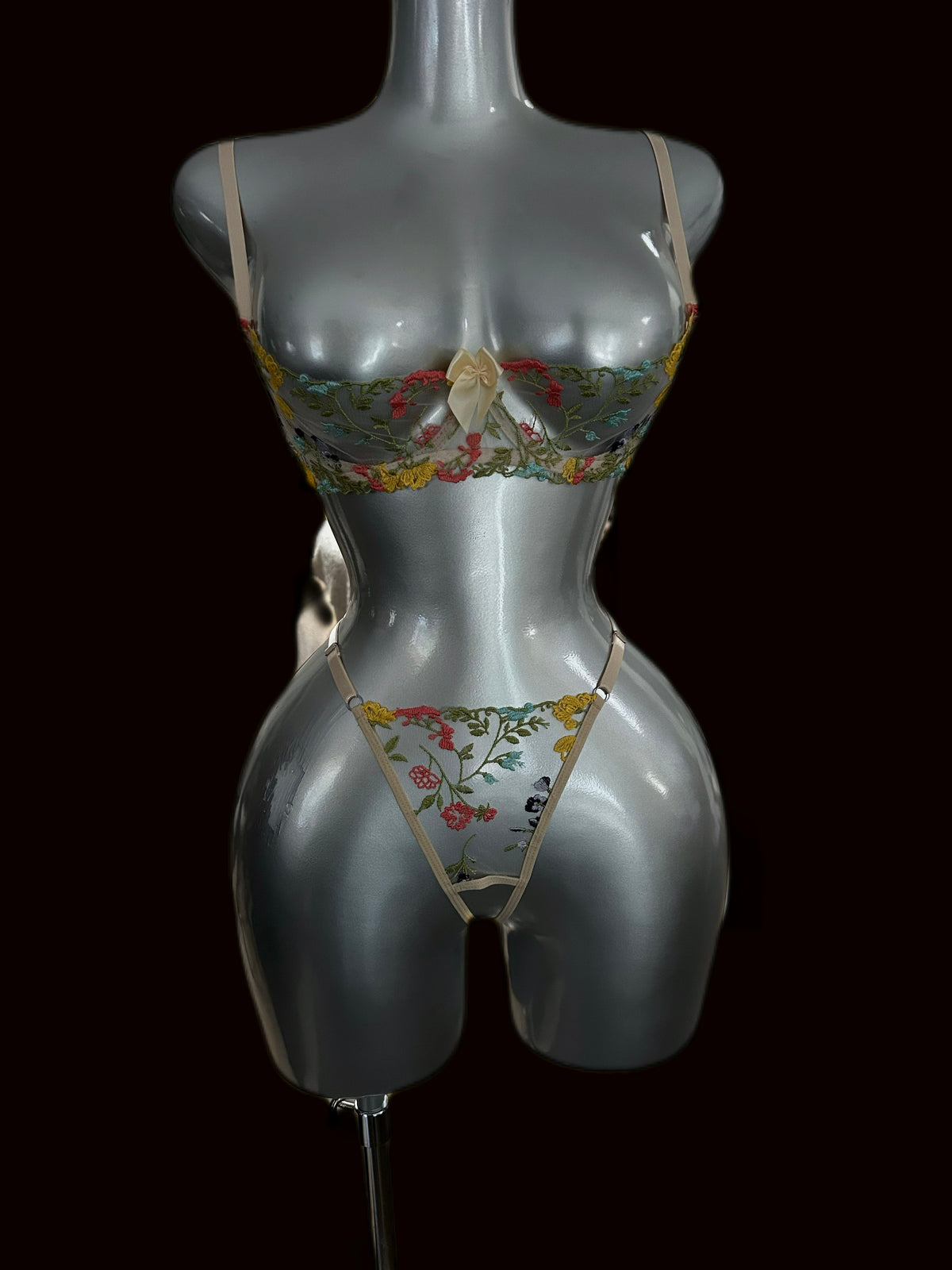 SECRET ADMIRER
Embroidered Floral
Lingerie Set
"Someone's about
to notice."